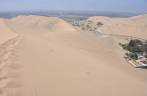O pequeno ponto é a Ana subindo as gigantescas dunas de Huacachina, no Peru
